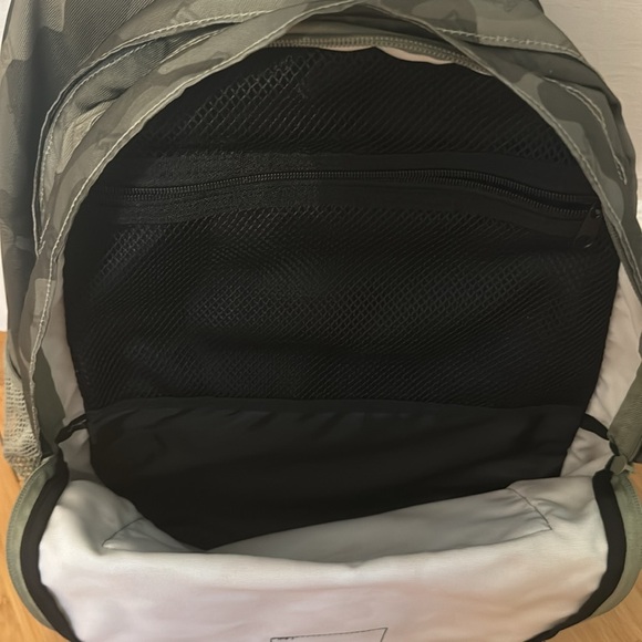 VICTORIA'S SECRET PINK CAMPUS CAMOUFLAGE BACKPACK - Picture 8 of 9